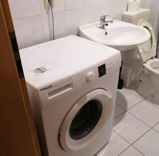 With 3 Separate Near Leuna Lägenhet *